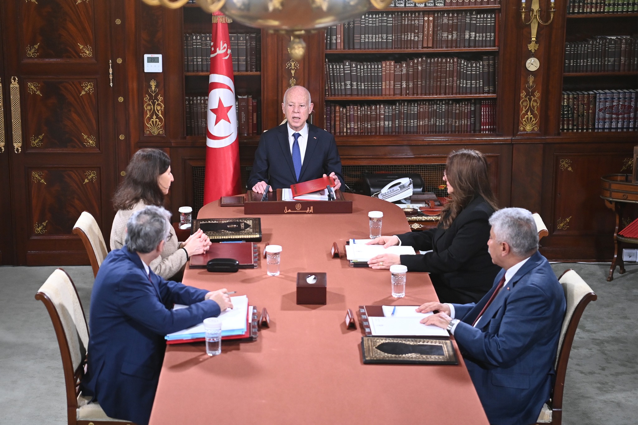 رئيس الجمهوريّة يقرر إعفاء وزيرة الصناعة والمناجم والطّاقة وتكليف صلاح الزواري وزير التّجهيز والاسكان بتسيير شؤون الوزارة بصفة وقتيّة