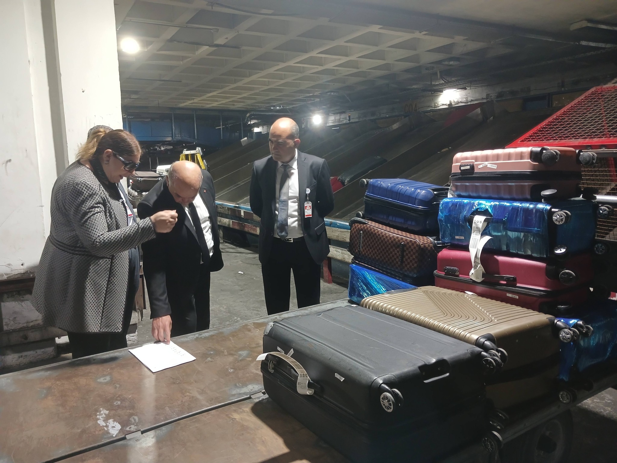 وزير النقل يعاين في مطار تونس قرطاج الاستعدادات لموسمي الحج وعودة التونسيين بالخارج