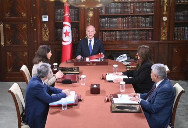 رئيس الدّولة ينظر في تطبيق أحكام الفصل المتعلق بالترفيع في الأجور.. ويسدي تعليماته باستكمال إعداد المنصّة الخاصة بفتح باب انتداب المعطّلين عن العمل ممّن طالت بطالتهم