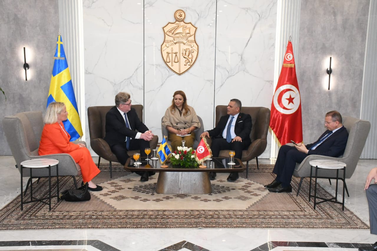 وزير الداخلية يستقبل نظيره السويدي ويبحثان تعزيز التعاون في مكافحة الجريمة المنظمة والإرهاب