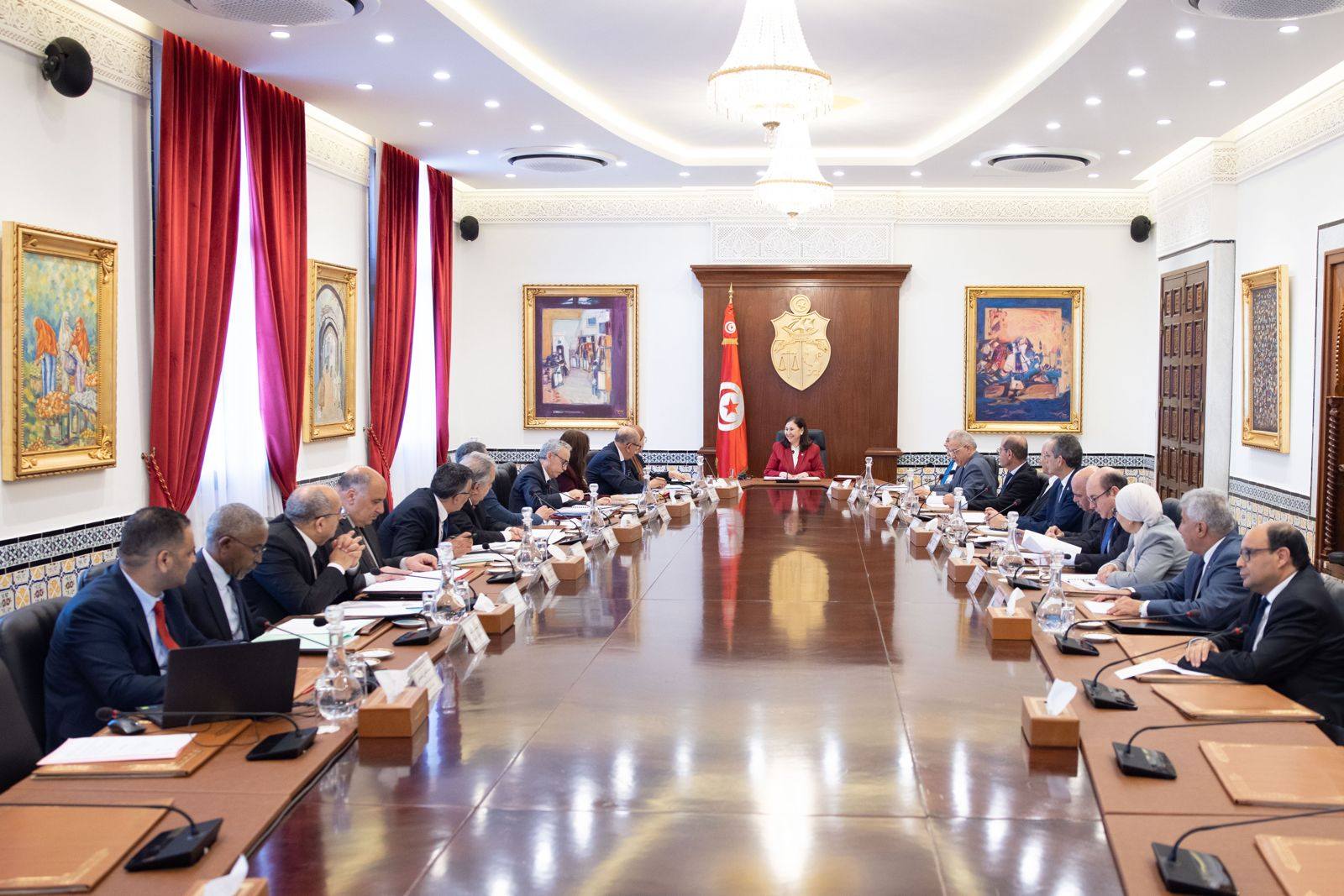 مجلس الوزراء ينظر في النصوص الترتيبية الخاصة بالترفيع في الأجور والمرتبات في القطاعين العام والخاص.