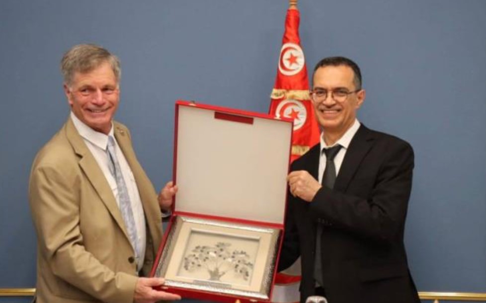 وزير الفلاحة يستعرض مع حاكم ولاية أمريكية آفاق التعاون الثنائي في المجال الفلاحي 