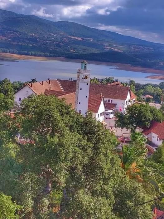 أمطار متفرقة في الصباح بالمناطق الساحلية الشمالية ثم طقس مغيم جزئيا بأغلب الجهات