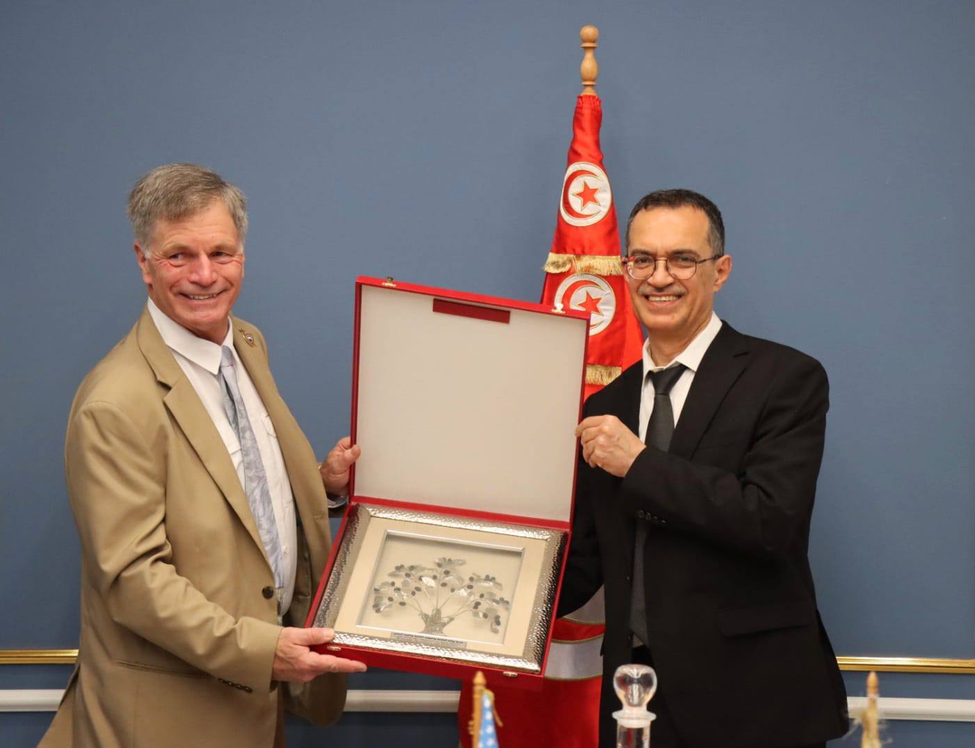 وزير الفلاحة يستعرض مع حاكم ولاية امريكية آفاق التعاون الثنائي في المجال الفلاحي.