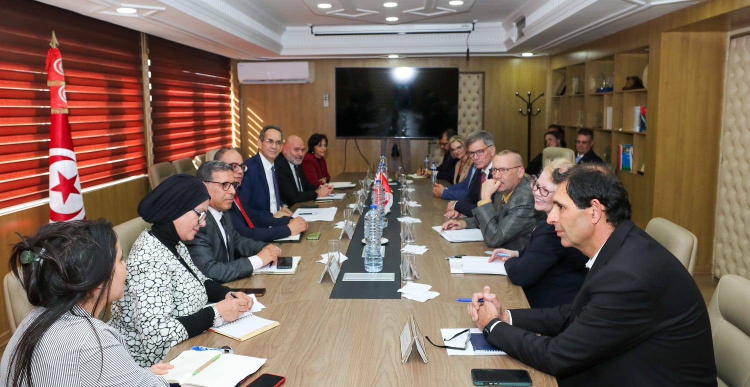 تطوير التعاون الثنائي في مجالات التكوين والبحث العلمي والتجديد بين الجامعات التونسية و جامعة وايومنغ الأمريكية 