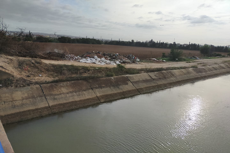 منوبة: غرق شخص ونجاة اثنين آخرين في حادث انزلاق سيارة في قنال مياه الشمال