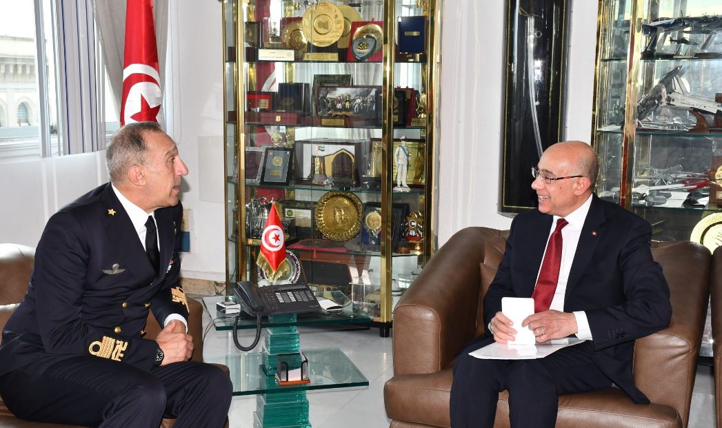 وزير الدفاع الوطني يلتقي رئيس أركان جيش البحر الإيطالي
