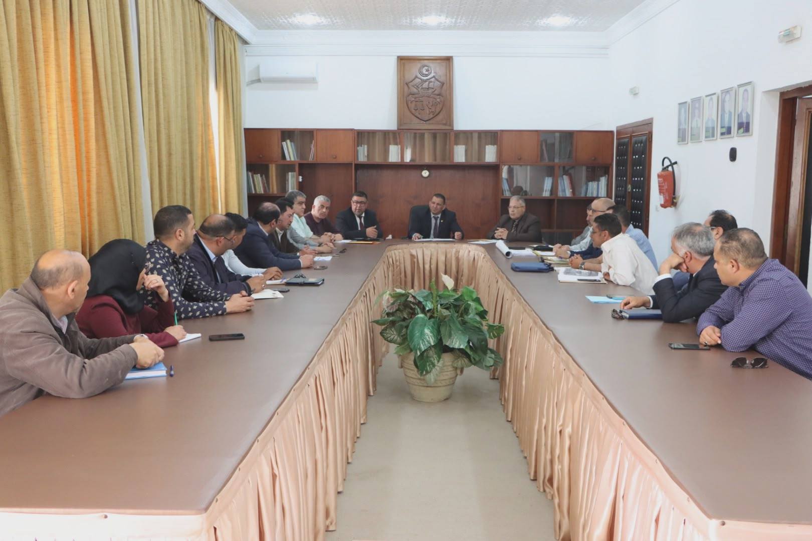 المنستير :  جلسة عمل للاستعداد لإنجاح الموسم السياحي 2026 و معالجة بعض النقائص البيئية بالمنطقة السياحية