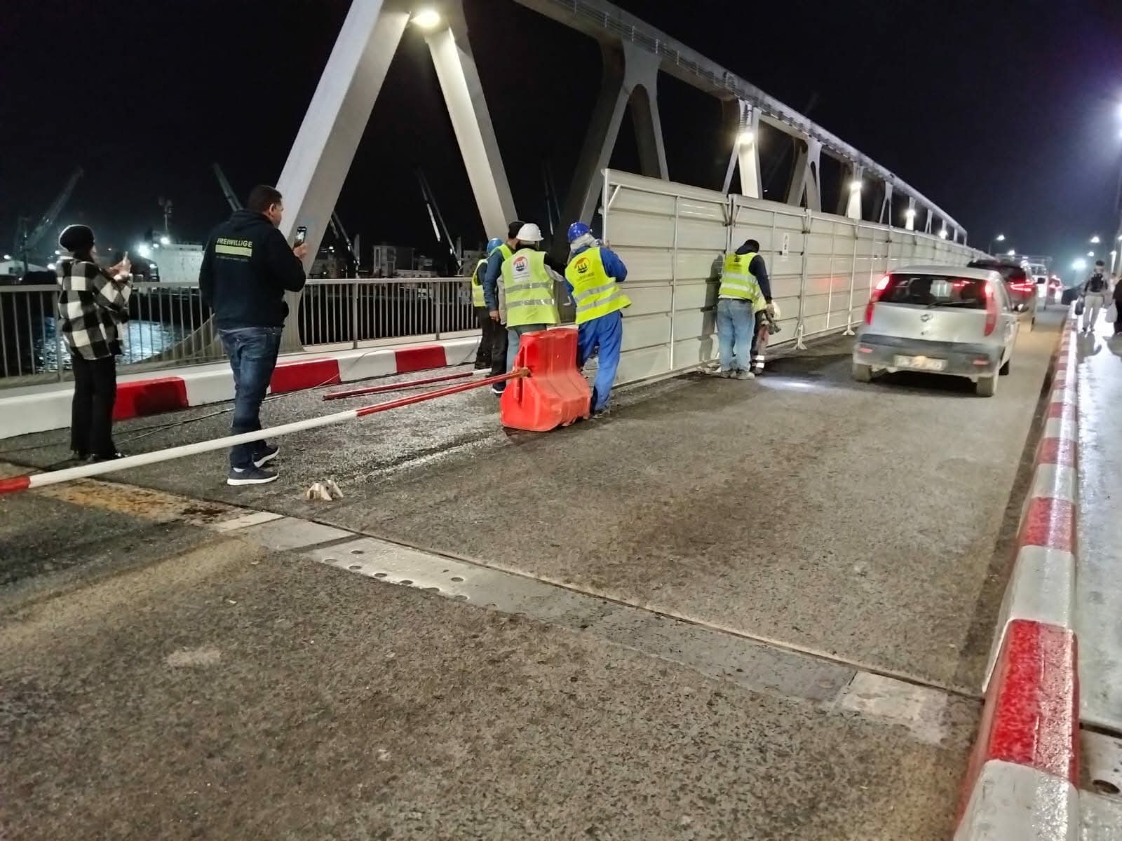 بنزرت: انطلاق أشغال إزالة الفواصل المعدنية من الجسر المتحرك تمهيدًا لإعادة فتحه صباح الغد