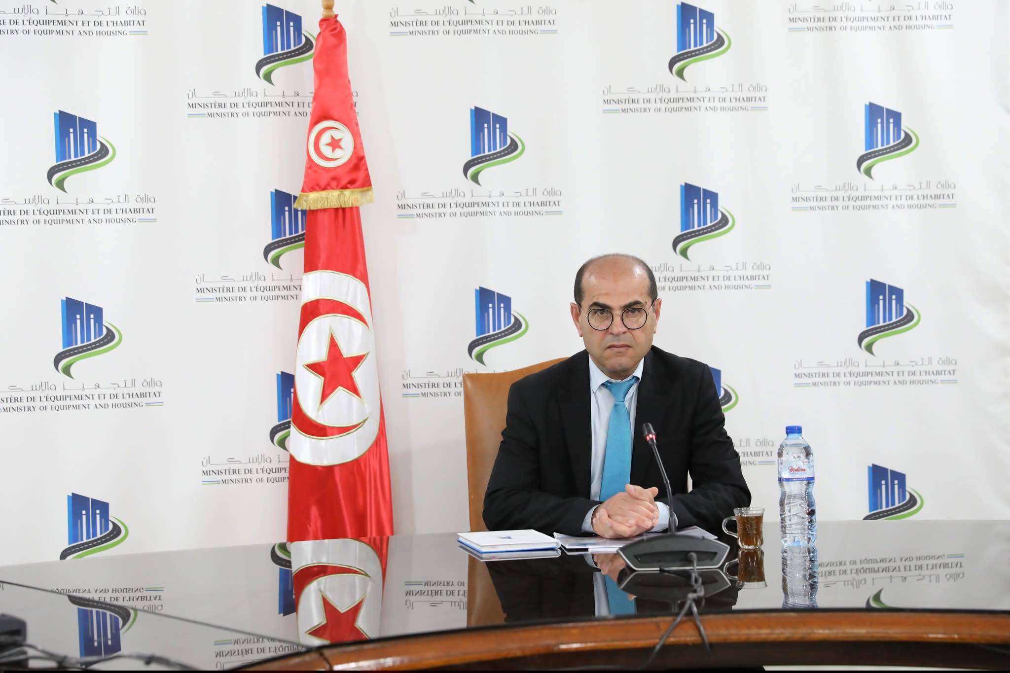 جلسة عمل بوزارة التجهيز لمتابعة اجراءات تعزيز أسطول بطاحات جربة