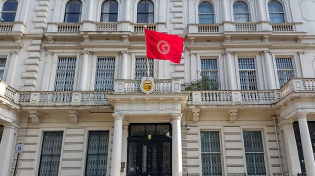 سفارة تونس بلندن تفتح مقرها اليوم لتمكين أكبر عدد ممكن من أبناء الجالية التونسية من استخراج بطاقات التعريف الوطنية.