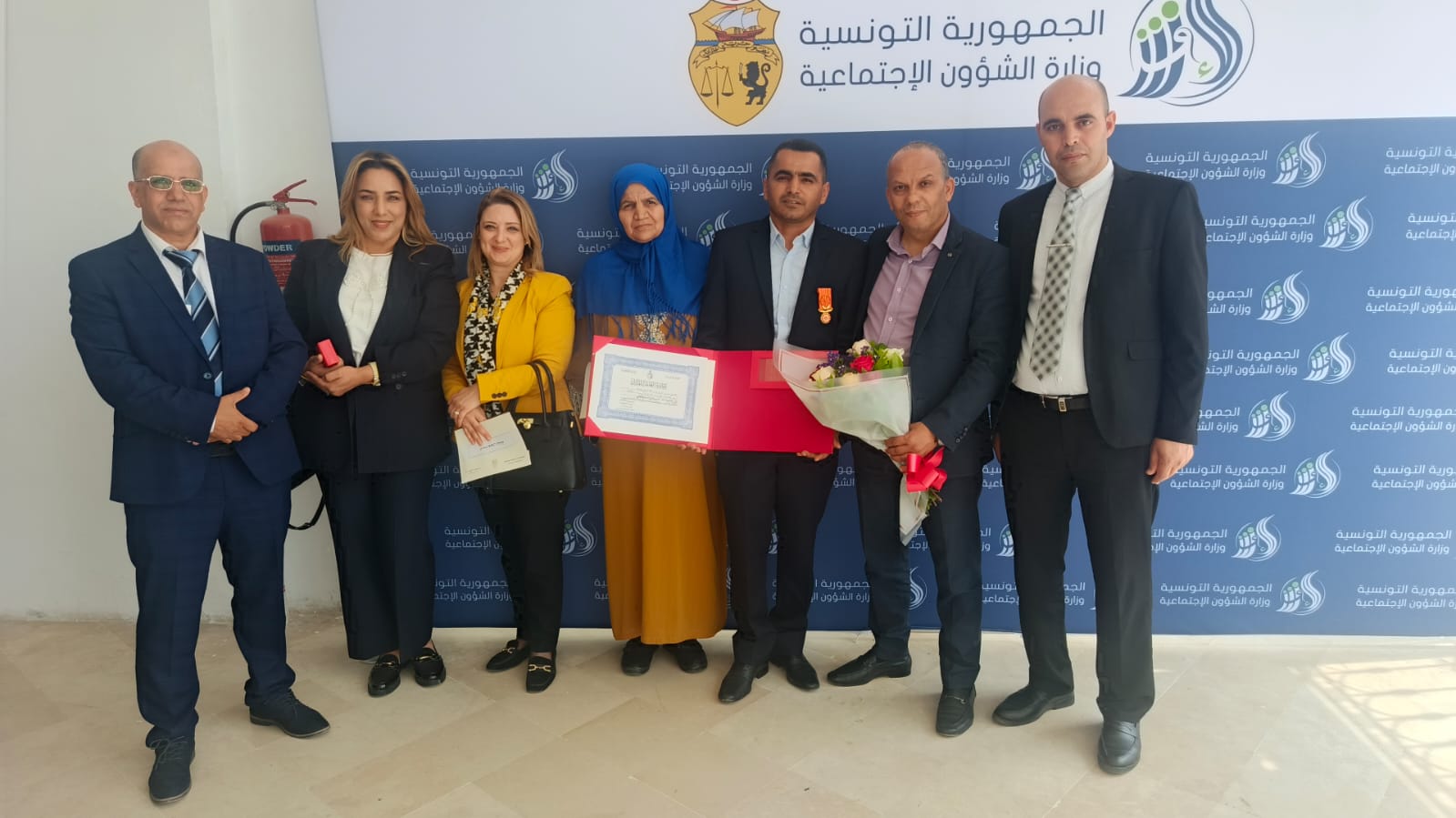 تتويج أحد إطارات وزارة الأسرة والمرأة والطفولة وكبار السنّ بجائزة العامل المثالي بعنوان سنة 2025.