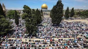 عشرات الآلاف من الفلسطينيين يؤدون صلاة الجمعة في المسجد الأقصى المبارك