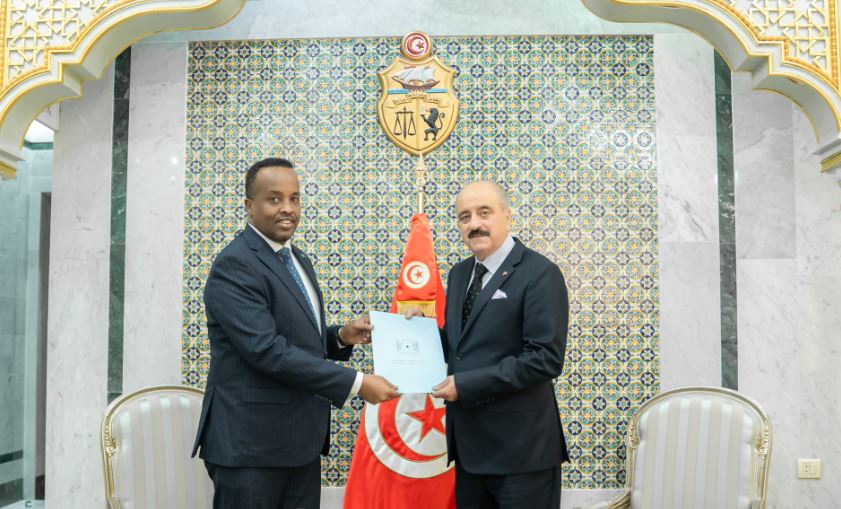وزير الخارجية يتسلم نسخة من أوراق اعتماد سفير جديد للصومال بتونس