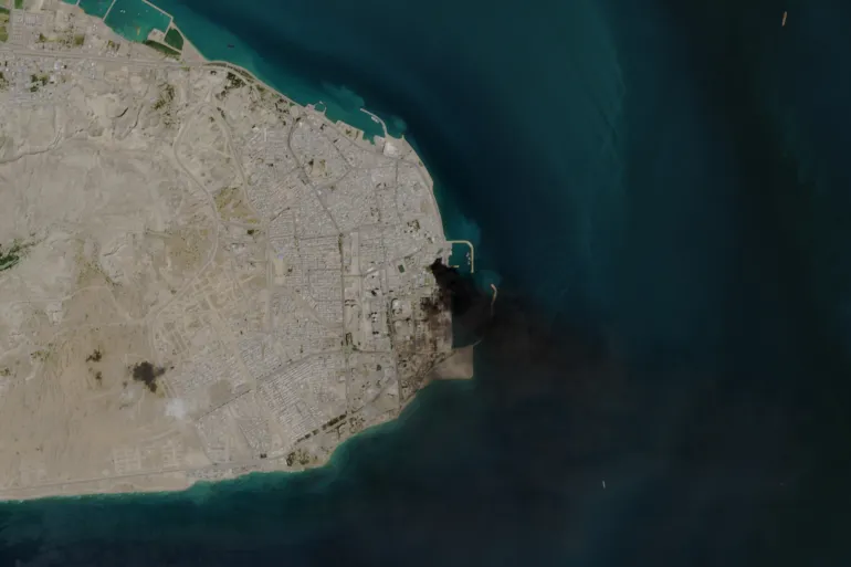 فوكس نيوز: الجيش الأمريكي نفذ مساء اليوم هجمات على بندر عباس وميناء قشم في إيران
