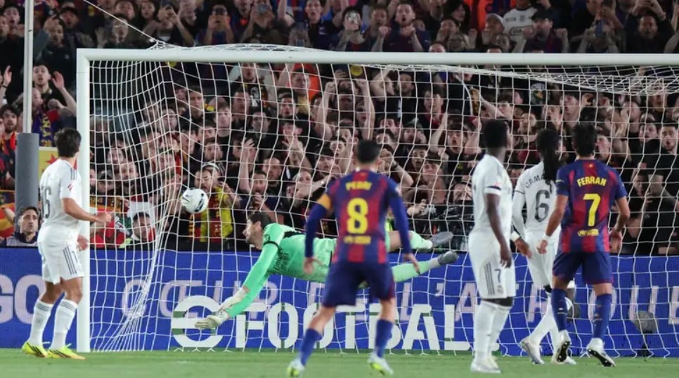 برشلونة يهزم ريال مدريد ويُتوج بلقب الدوري الإسباني للمرة الـــ 29