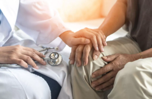 Alzheimer : des spécialistes plaident pour une meilleure prise en charge des personnes âgées en centres spécialisés
