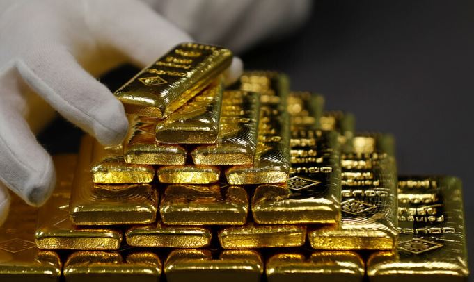 الذهب ينخفض متأثرا بمخاوف التضخم مع تعثر محادثات السلام بين أمريكا وإيــ ران