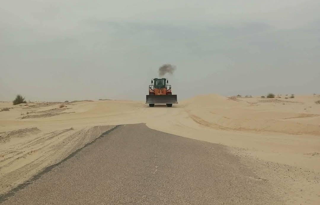 الإدارة الجهوية للتجهيز و الإسكان بتوزر تواصل تدخلاتها الهادفة إلى إزالة الرمال المتراكمة و فتح المسالك 