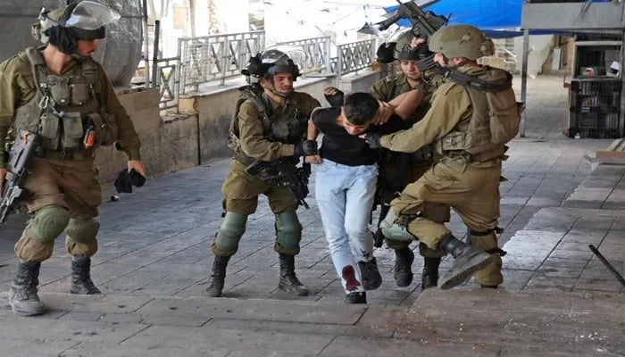 قوات الاحتلال تعتقل 8 فلسطينيين بينهم طفل من مناطق متفرقة في الضفة الغربية