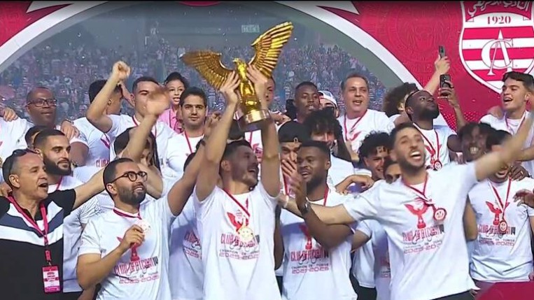 الرابطة المحترفة الأولى - النادي الإفريقي يحتفل بتتويجه ويتسلم رمز البطولة في أجواء كرنفالية برادس