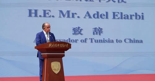 سفير تونس ببكين يبحث مع مسؤولين صينيين سبل مضاعفة المنح المخصصة للطلبة التونسيين وتعزيز التعاون الأكاديمي