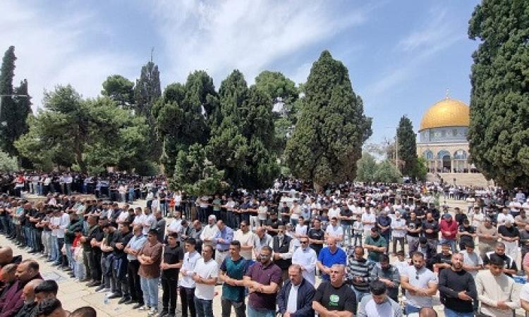 القدس .. 75 ألف فلسطيني يؤدون صلاة الجمعة في المسجد الأقصى