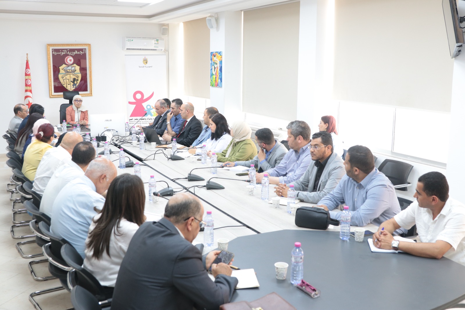 وزيرة الأسرة تعقد جلسة عمل لمتابعة نشاط المراكز المندمجة للشباب والطفولة وتعزيز تدخّلاتها ومزيد تطوير خدمات الرعاية لفائدة الطفولة فاقدة السند