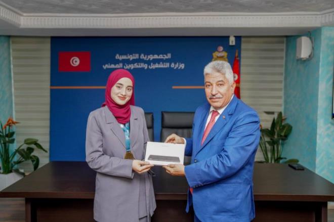 وزير التشغيل يُكرّم المُتوجة في المسابقة الدولية لكبار الطباخين من الشباب بروسيا