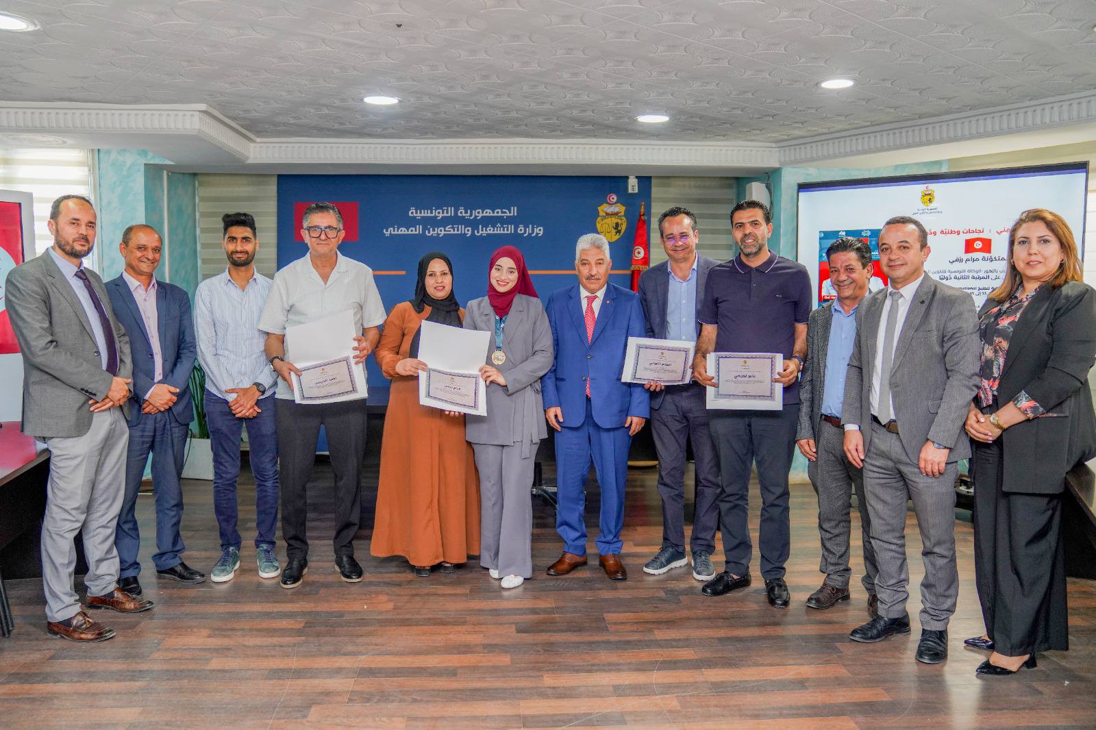 وزير التشغيل يُكرّم المُتوجة في المسابقة الدولية لكبار الطباخين من الشباب بروسيا