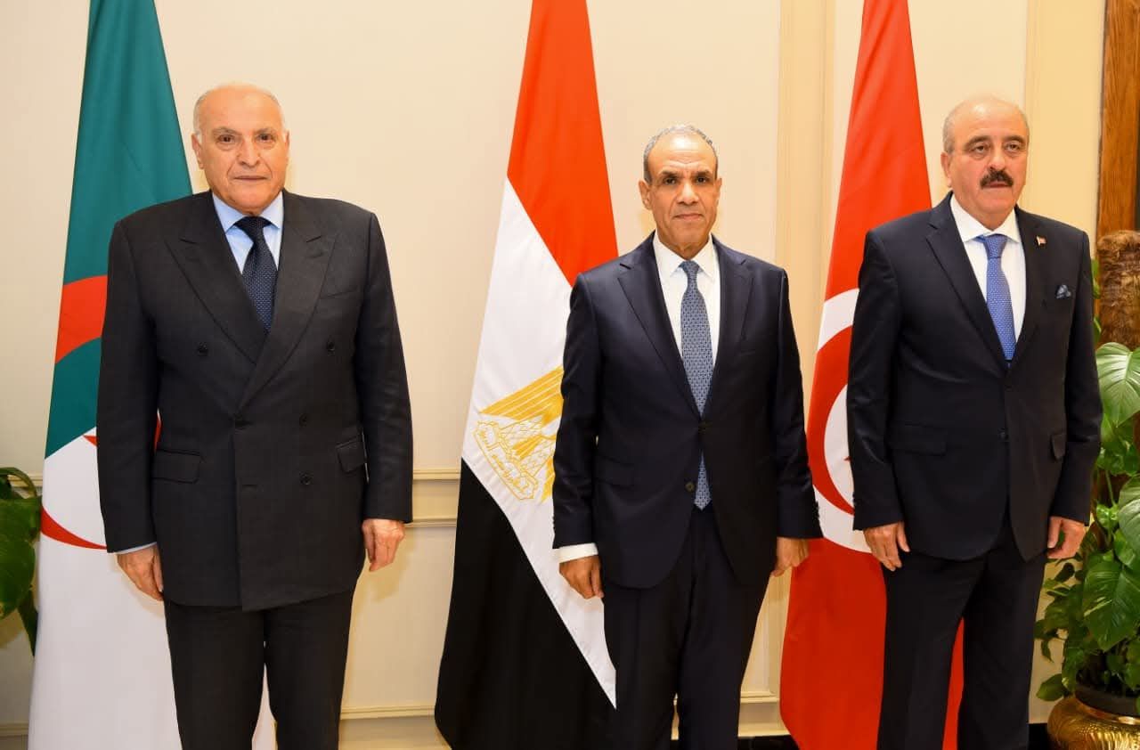 وزراء خارجية مصر وتونس والجزائر يُؤكدون أن الحل في ليبيا يجب أن يكون ليبيًا–ليبيًا ويجددون التزامهم بدعم وحدة البلاد وسيادتها