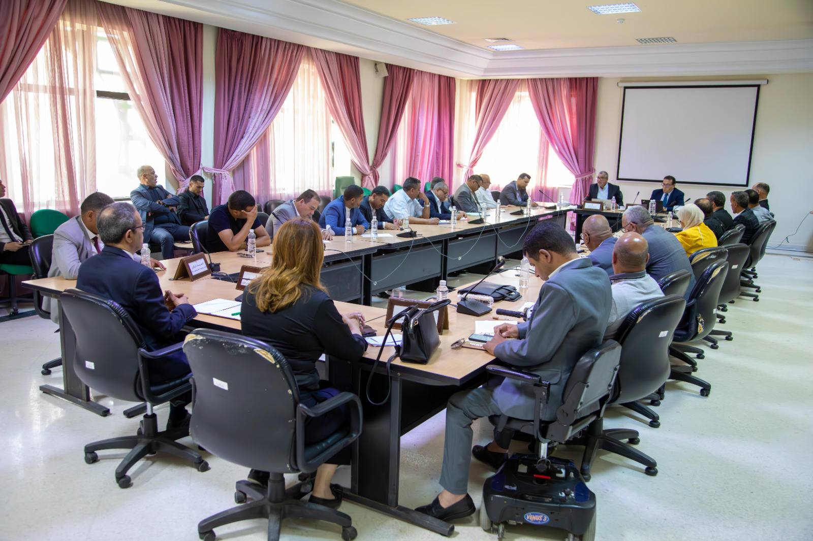 مجلس الجهات والأقاليم ينظم يوما دراسيا حول "الظرفية الاقتصادية وعلاقتها بمشروع مخطط التنمية"