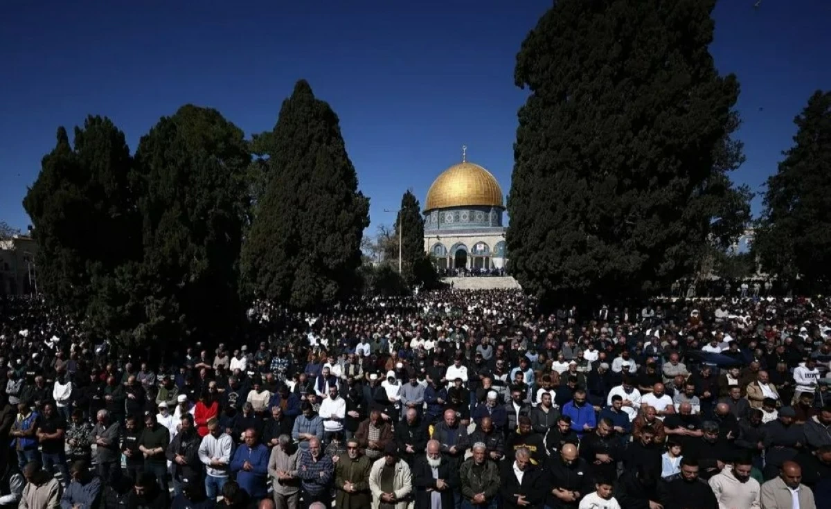 نحو 70 ألفا يؤدون صلاة الجمعة في المسجد الأقصى