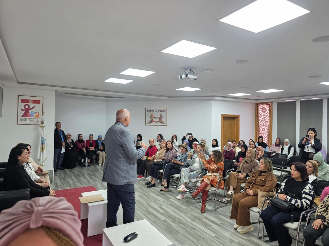 وزارة الأسرة تنظم سلسة من الدورات التكوينية حول حقوق الطفل والشراكة مع الوليّ والتقييم البيداغوجي وتسلّم دفعات جديدة من شهادات تأهيل الإطارات غير المختصة برياض الأطفال