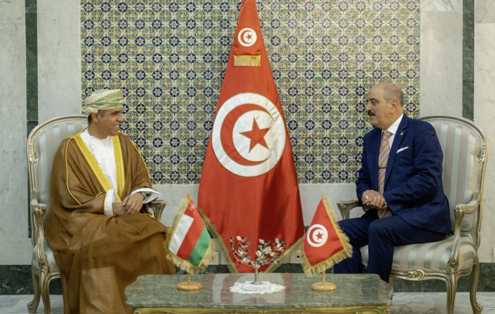 وزير الخارجية يلتقي سفير سلطنة عمان بتونس