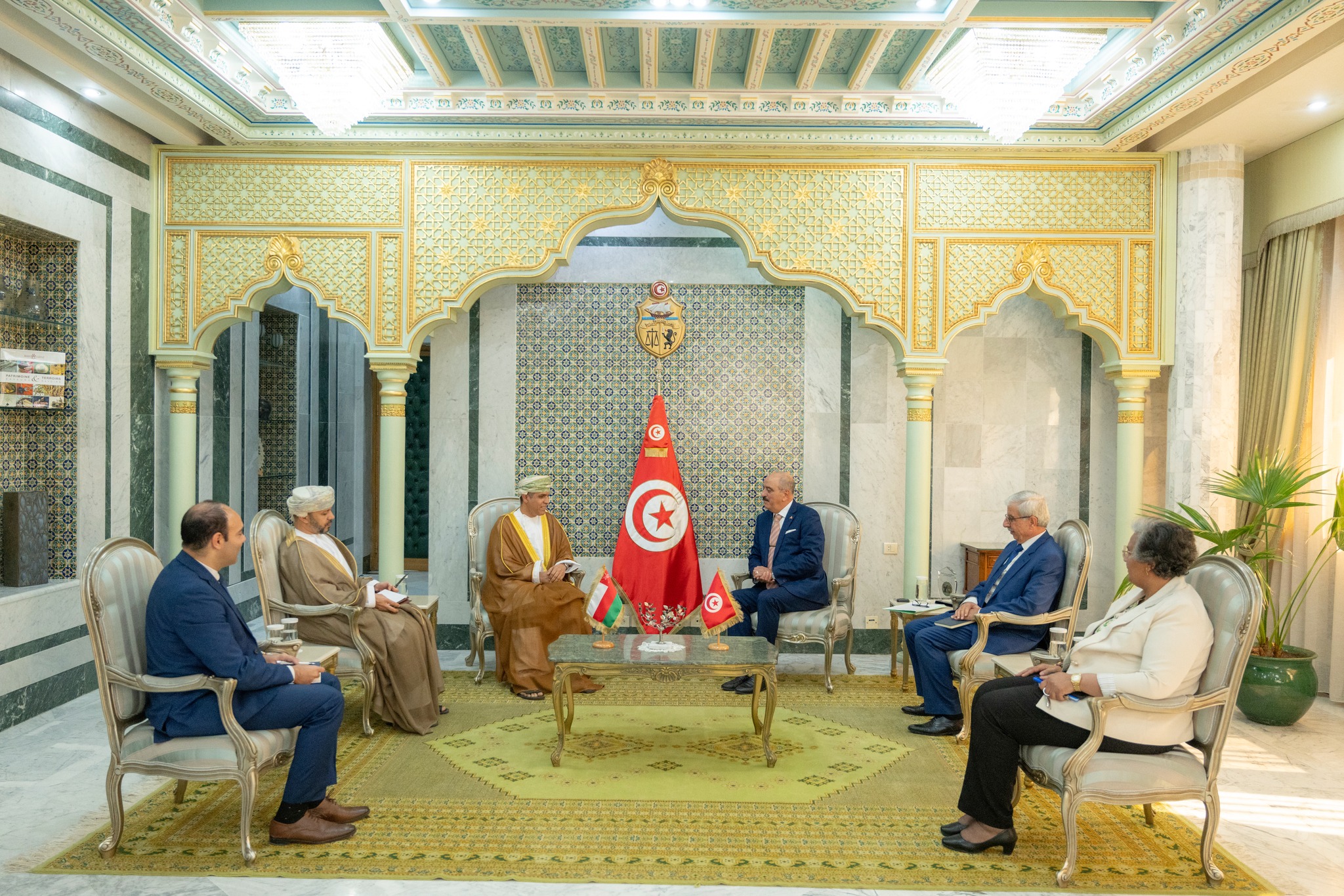 وزير الخارجية يستقبل سفير سلطنة عُمان بتونس، الذي نقل له رسالة شفويّة من وزير الخارجية العماني.