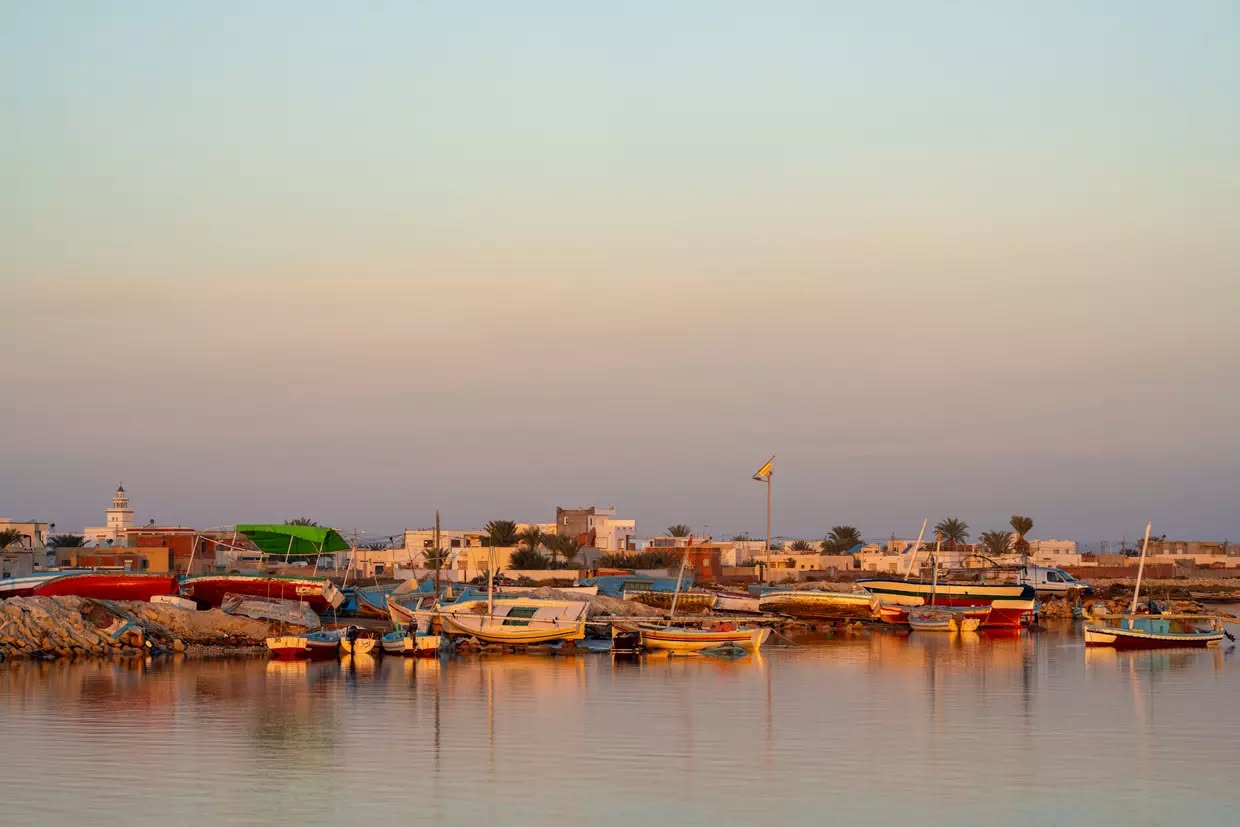 طقس عامة قليل السحب مع ظهور ضباب محلي آخر الليل
