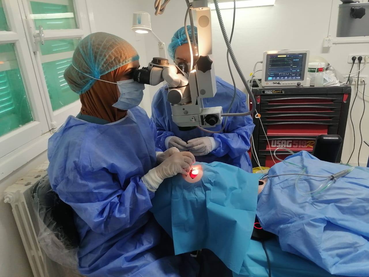 قسم أمراض العيون بالمستشفى الجهوي بتوزر يؤمن 60 عملية مجانية لإزالة الماء الأبيض من العين