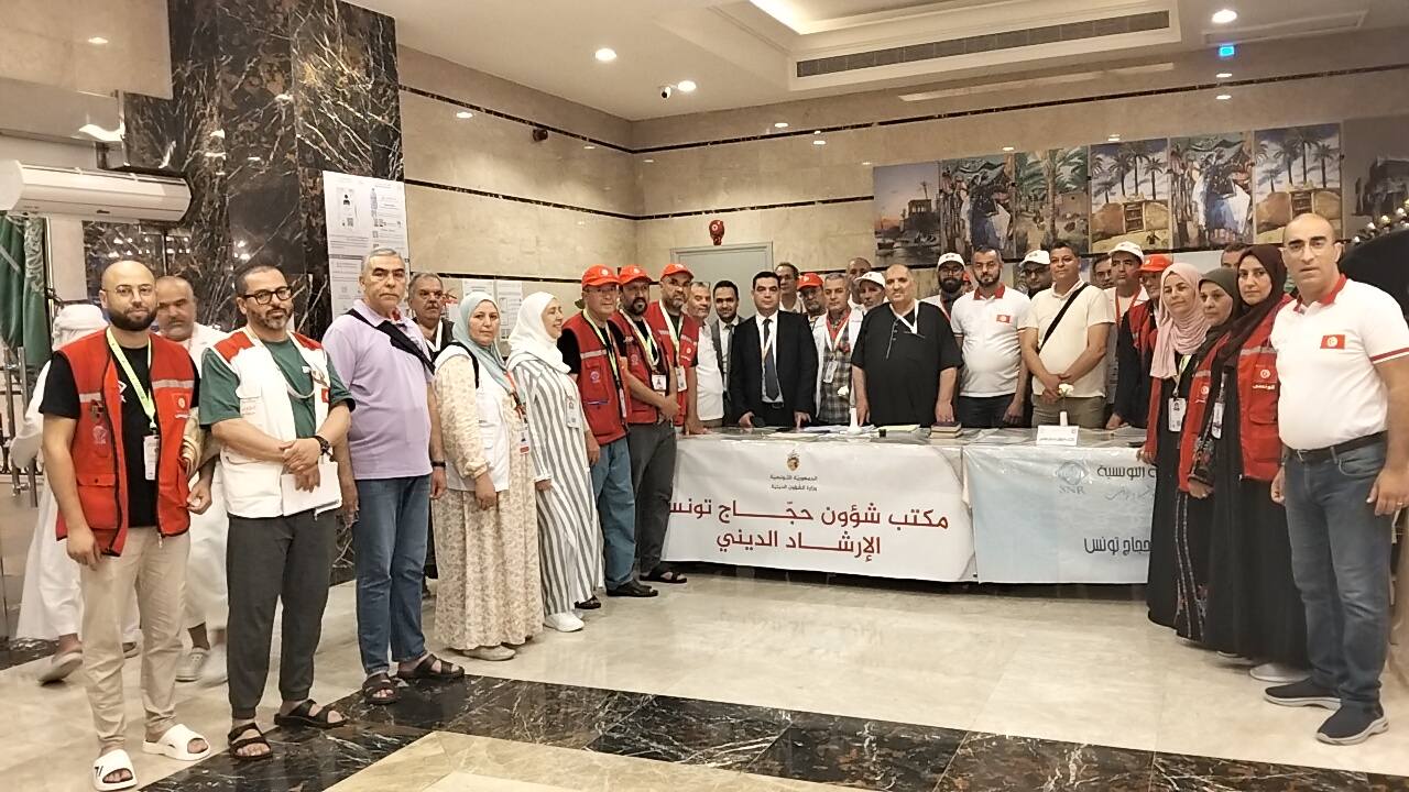 وزير الشؤون الدٌينية وأعضاء الوفد الرسمي يزورون الحجيج ويتفقدون ظروف إقامتهم