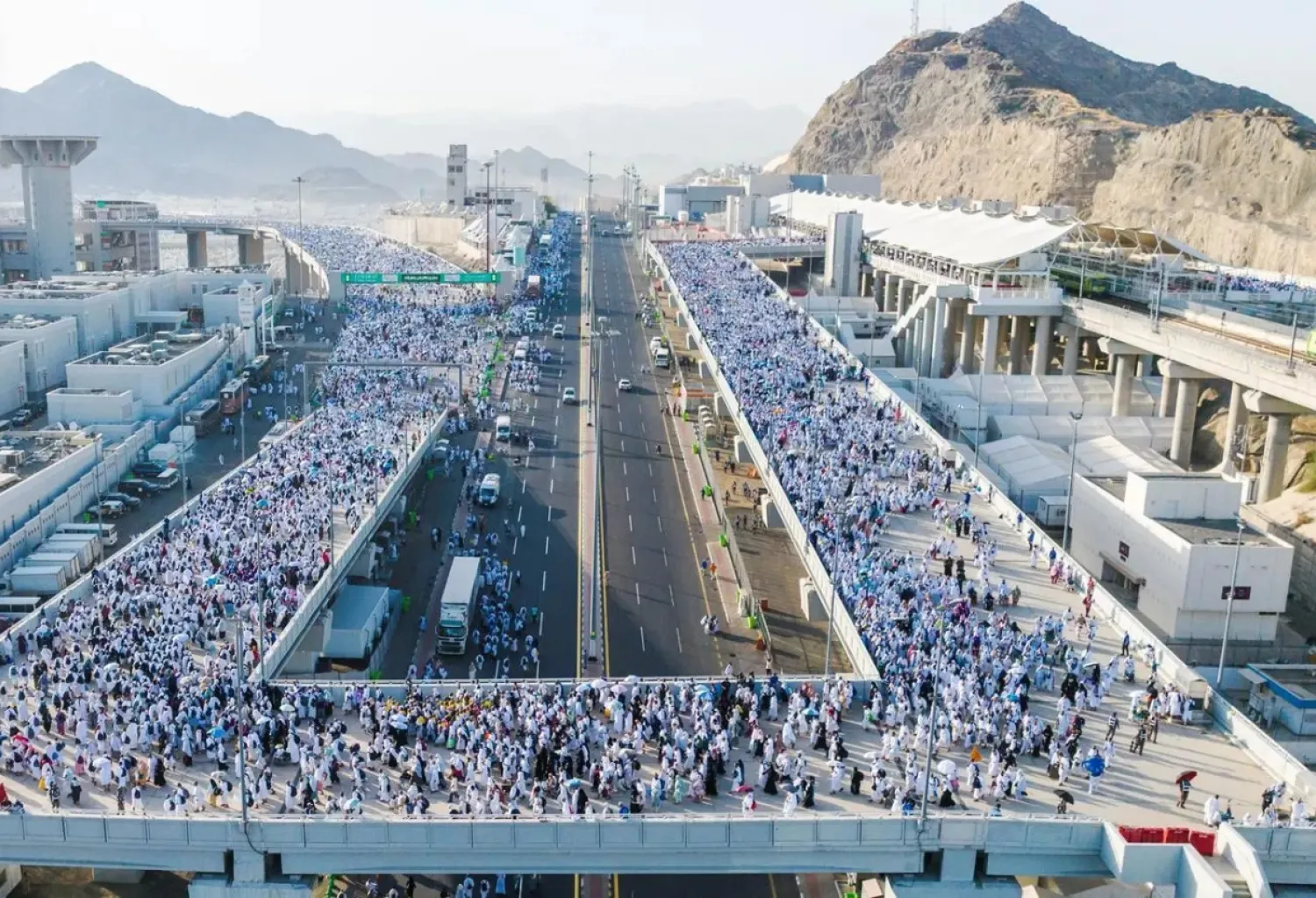 حجاج بيت الله يتوافدون إلى مشعر منى لقضاء يوم التروية