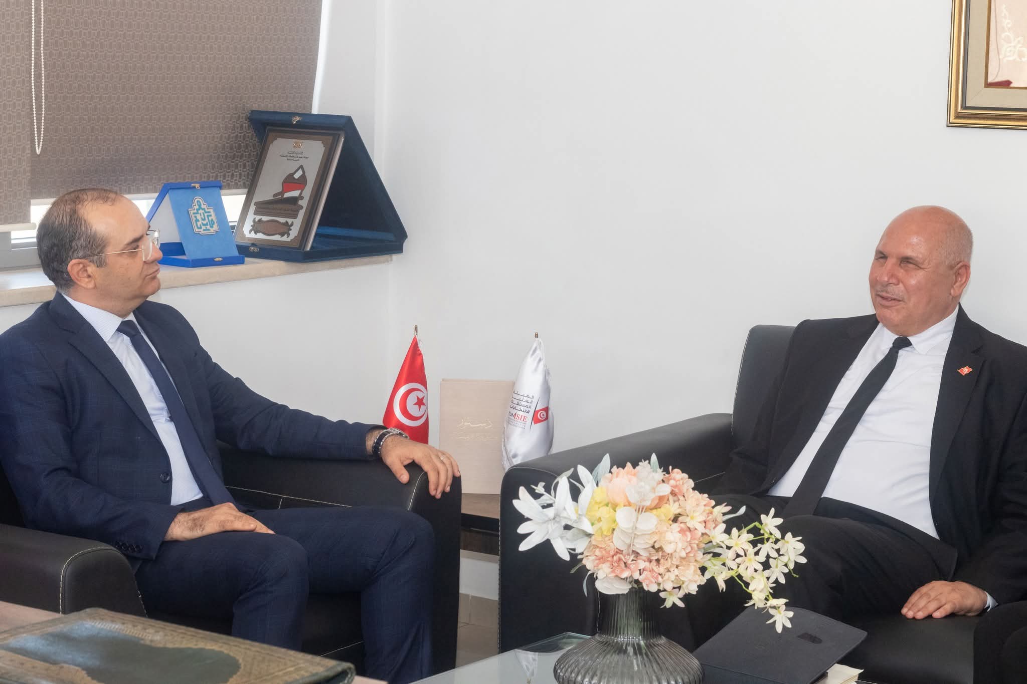 رئيس هيئة الانتخابات يلتقي رئيس الاتحاد الوطني للمكفوفين