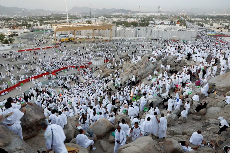 الحجاج يتوافدون إلى صعيد عرفات لأداء ركن الحج الأعظم