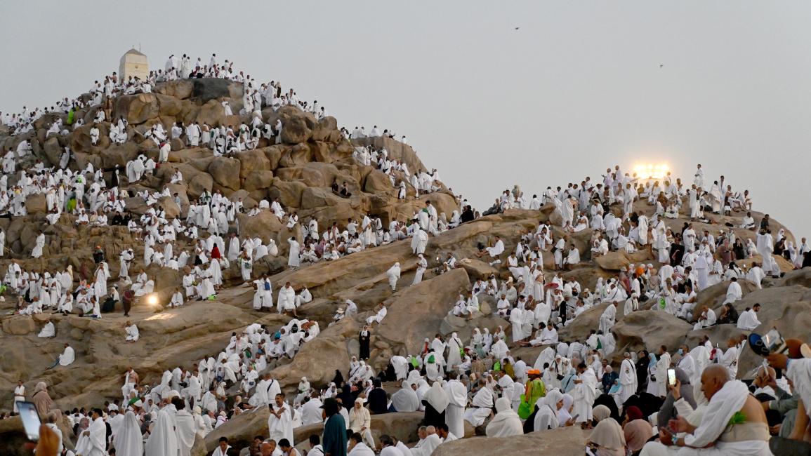 الحجاج يتوافدون إلى صعيد عرفات لأداء ركن الحج الأعظم