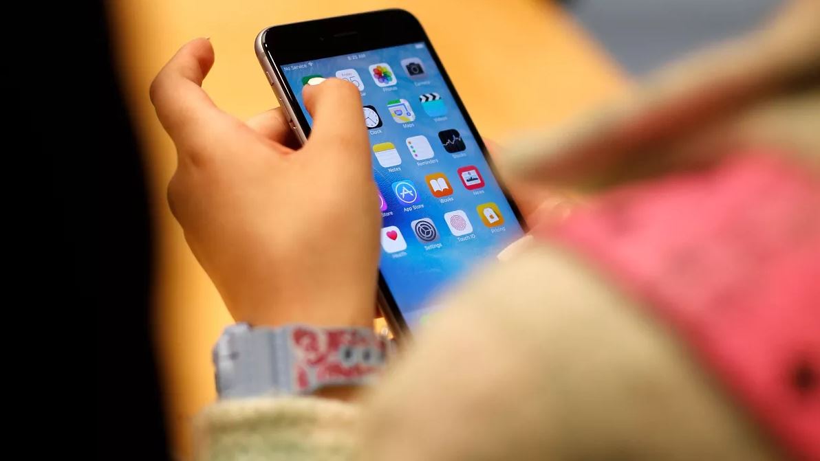 أطباء بريطانيون: خطورة وسائل التواصل الاجتماعي على الأطفال لا تقل عن التدخين