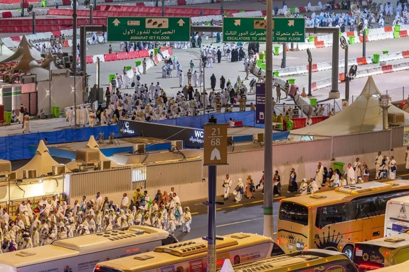 الحجاج يرمون جمرة العقبة الكبرى بأول أيام عيد الأضحى