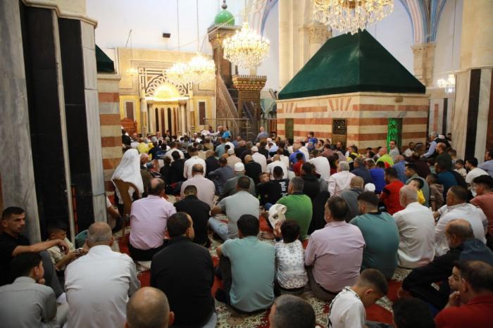 رغم تضييقات الاحتلال: المصلون يؤدون صلاة العيد في الحرم الإبراهيمي الشريف