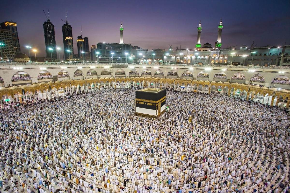 حجاج بيت الله الحرام يؤدون طواف الإفاضة