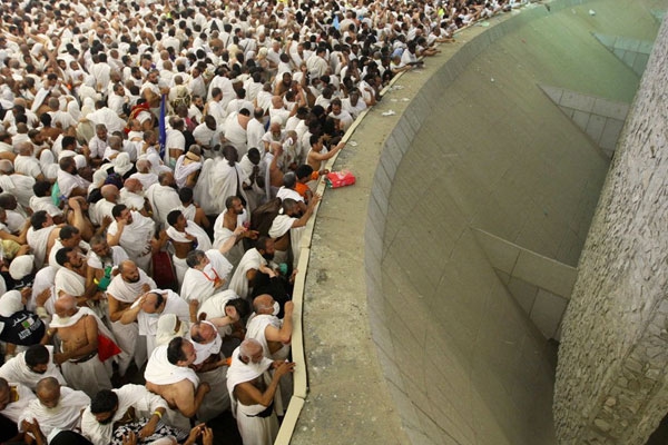 الحجاج يبدأون رمي الجمرات في أول أيام التشريق