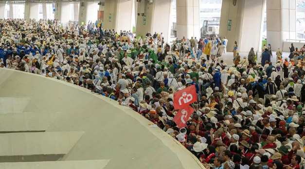 حجاج بيت الله الحرام يرمون الجمرات الثلاث في أول أيام التشريق