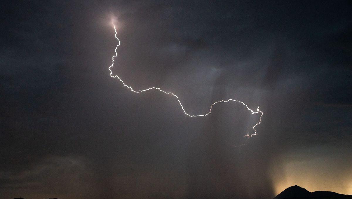 ظهور خلايا رعدية ونزول أمطار وتساقط البرد محليا بالوسط والشمال الغربي ليل السبت